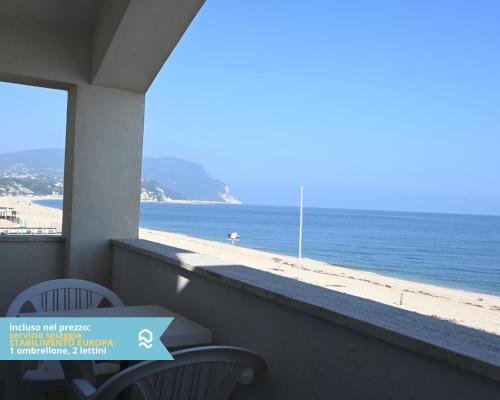  RS323 - Marcelli, bilocale fronte mare con spiaggia inclusa in Marcelli
