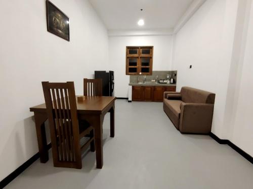 Deluxe One-Bedroom Apartment with Garden View image 10