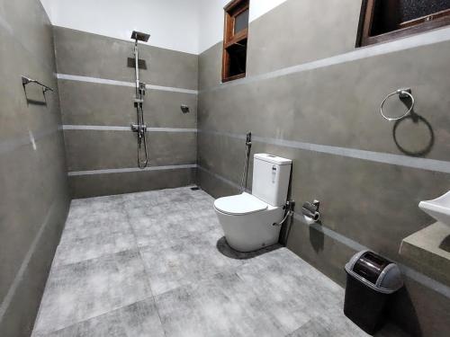 Deluxe One-Bedroom Apartment with Garden View image 6