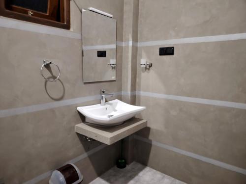 Deluxe One-Bedroom Apartment with Garden View image 5