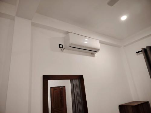 Deluxe One-Bedroom Apartment with Garden View image 3