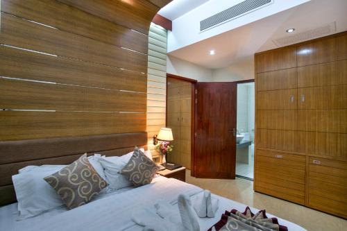 Guestroom, FARS Hotel & Resorts - BAR-Buffet-Pool-SPA near Dhakeswari Temple