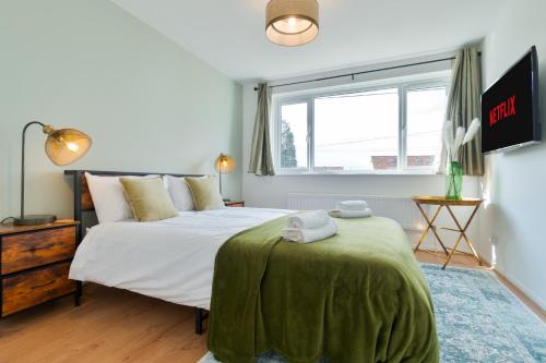 Spacious 4 Bedroom House with Parking - Sleeps 10 - Families & Contractors, Canterbury