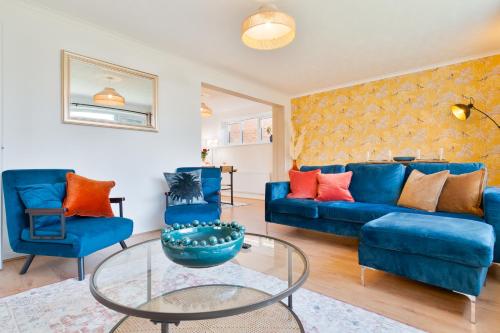 Stylish 4 Bedroom Spacious Retreat with Parking - Sleeps 10 - Families & Contractors