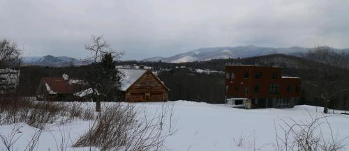 Charming barn loft - all amenities on 60 acre farm in the White Mountains of NH in Lancaster (NH)