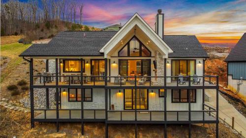 Exterior view, Luxury Lakeside Living at Knot Working on Norris Lake in La Follette