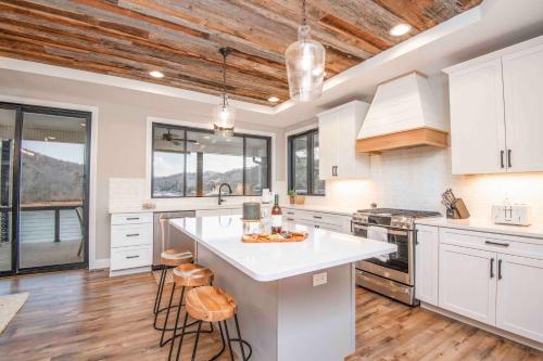 Kitchen, Luxury Lakeside Living at Knot Working on Norris Lake in La Follette