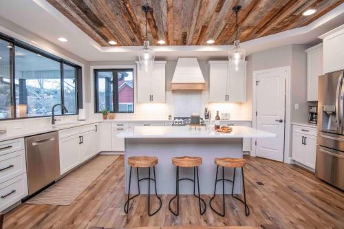 Kitchen, Luxury Lakeside Living at Knot Working on Norris Lake in La Follette