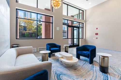 5 mins to FishTown plus Old Town King Bed, Sleeps 4! thumb 2