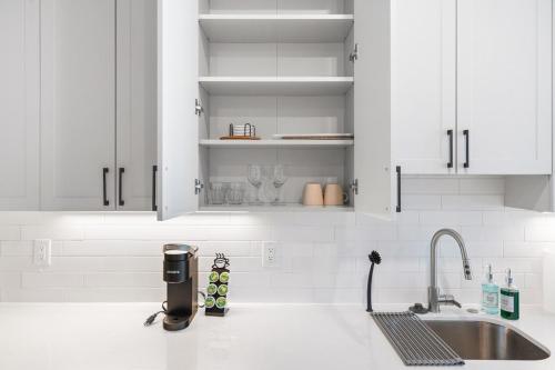 5 mins to FishTown plus Old Town King Bed, Sleeps 4! thumb 3