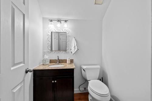 Trendy Urban Retreat, Spacious 4BR, Best Location in City