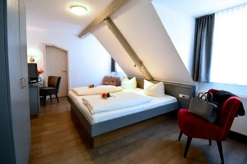 AKZENT Hotel Grüner Baum Check in Kiosk vorm Hotel in Dettelbach, Deutschland