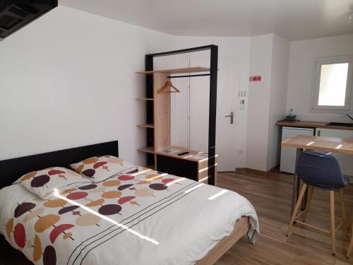 . CHARMANT STUDIO DANS UNE MAISON NEUVE