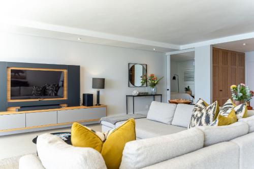 Stylish ocean-side apartment - image 6