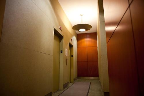 Doorman! High Floor! Views! Elevator! Free Gym!