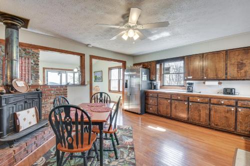 Mtn-View Cottage with Deck and Grill in Dahlonega in Dahlonega, USA