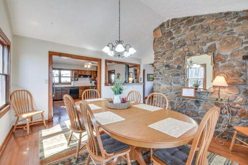Mtn-View Cottage with Deck and Grill in Dahlonega in Dahlonega, USA