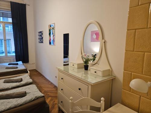 Lovely Riverside Rooms 4