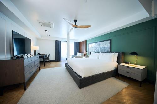1 king bed, 1 twin bed