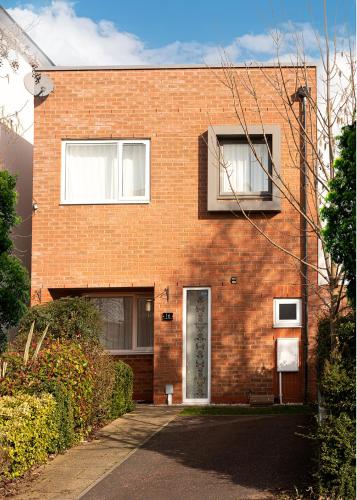 Modern Home Near Etihad, Coop Live - Tap to explore photos