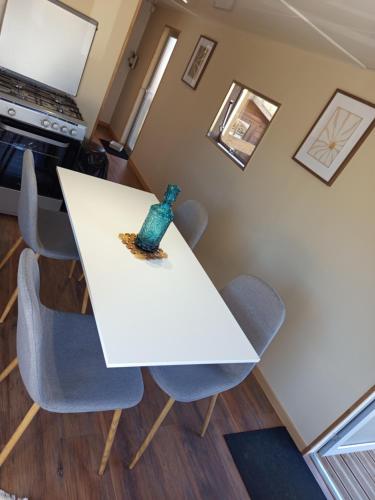 Mobil-home rénové tout confort, terrasse couverte, climatisation, arrivée autonome (Mobil-home renove tout confort, terrasse couverte, climatisation, arrivee autonome) in Fourmies