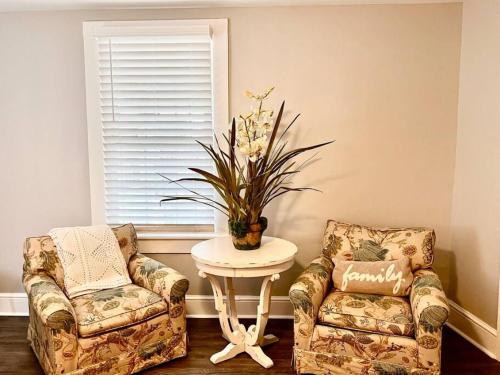 Historic Home in Downtown Greer Shop Eat & Sleep - image 9