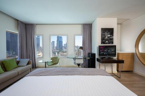 Premium King Room with City View image 5