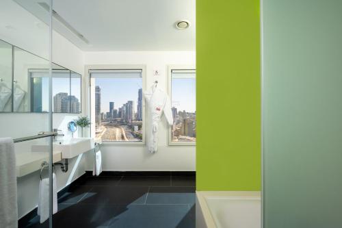 Premium King Room with City View image 6