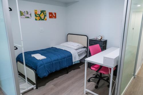 Single Room with Shared Shower and Toilet image 1