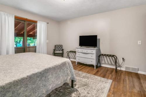 Lakeside Getaway includes Hot Tub pet friendly - image 13