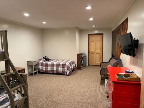 Lakeside Getaway includes Hot Tub pet friendly - image 4