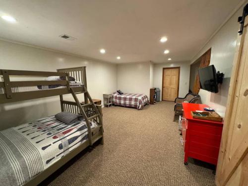 Lakeside Getaway includes Hot Tub pet friendly - image 2