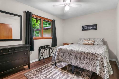 Lakeside Getaway includes Hot Tub pet friendly - image 3