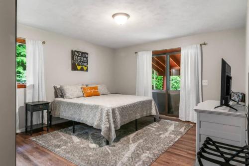 Lakeside Getaway includes Hot Tub pet friendly - image 14