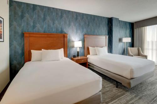 2 queen beds