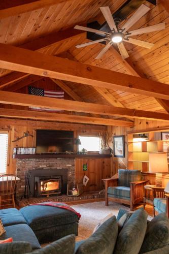BunkHouse 1960's Camp Vibe with Timeless Wet Bar in 波特維爾