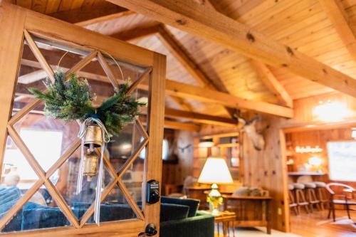BunkHouse 1960's Camp Vibe with Timeless Wet Bar in 波特維爾
