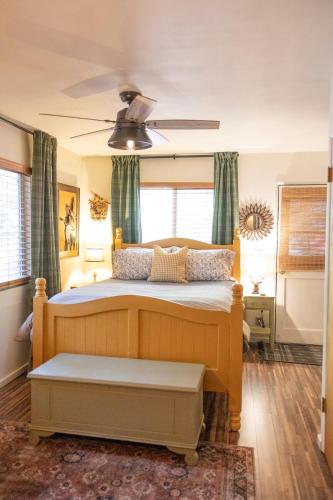 BunkHouse 1960's Camp Vibe with Timeless Wet Bar in 波特維爾