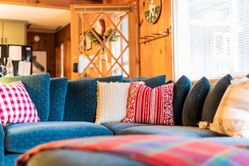 BunkHouse 1960's Camp Vibe with Timeless Wet Bar in 波特維爾