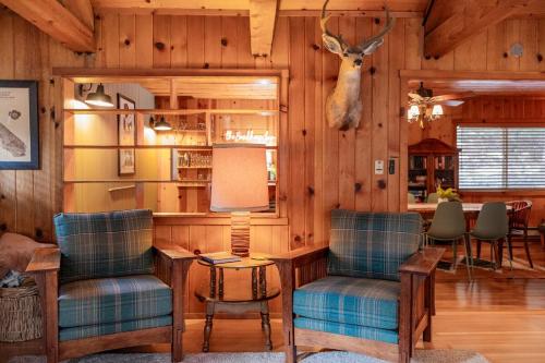 BunkHouse 1960's Camp Vibe with Timeless Wet Bar in 波特維爾