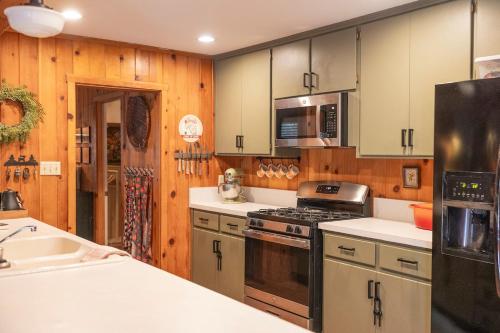 BunkHouse 1960's Camp Vibe with Timeless Wet Bar in 波特維爾