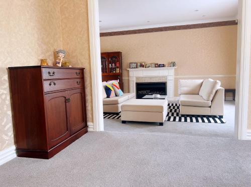 Cosy En-Suite Room with Private Restroom- AC & free parking