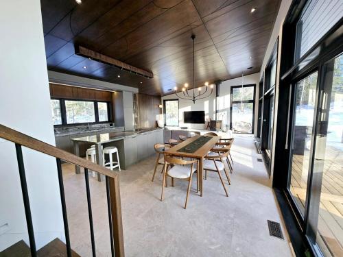 Luxury retreat with lake acces and sauna in Saint Donat (QC)