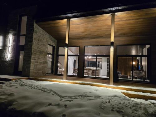Luxury retreat with lake acces and sauna in Saint Donat (QC)