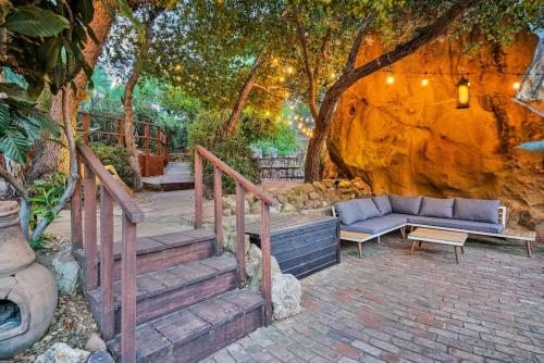 Private romantic oasis with outdoor tubs and waterfall in Chatsworth Lake Manor, USA