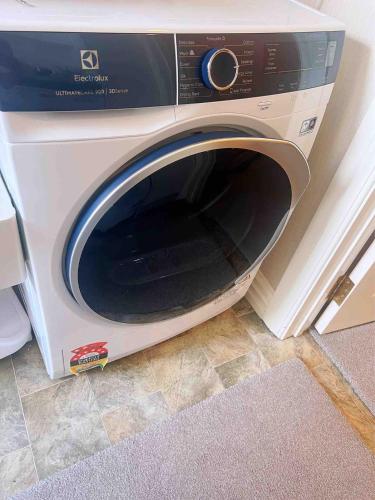 Cosy En-Suite Room with Private Restroom- AC & free parking