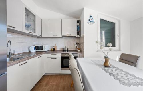 Konyha, 2 Bedroom Gorgeous Apartment In Vezac in Vezac