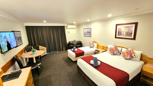 1 queen bed, 1 twin bed