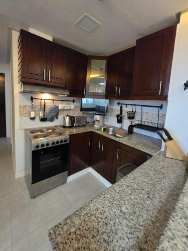 Central BGC - Spacious Modern 2 bedrooms 2 bathrooms with Balcony, Manila