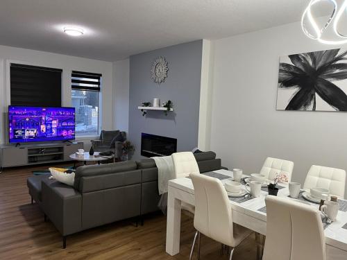 Elegant 3BD Home in Beaumont, Double Garage in 尼斯庫